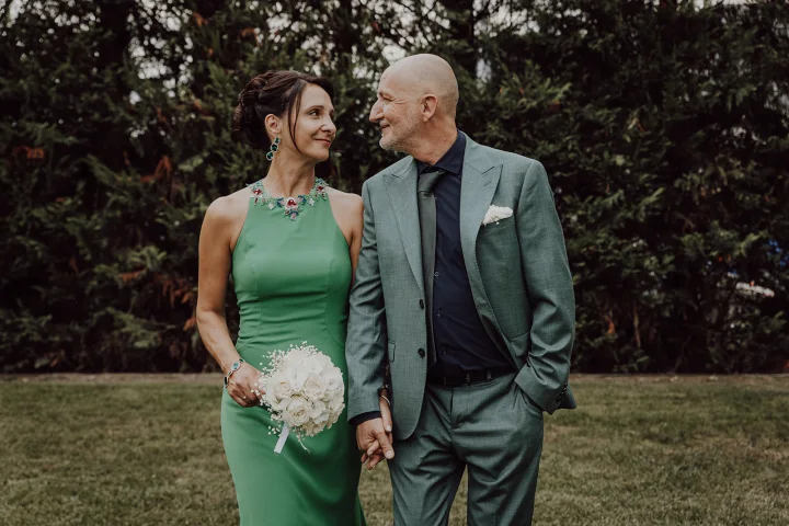Coppia di sposi che si guarda negli occhi, Roreto di Cherasco. Matrimonio italiano, fotografo di matrimonio in provincia di Cuneo. Matrimonio nelle Langhe