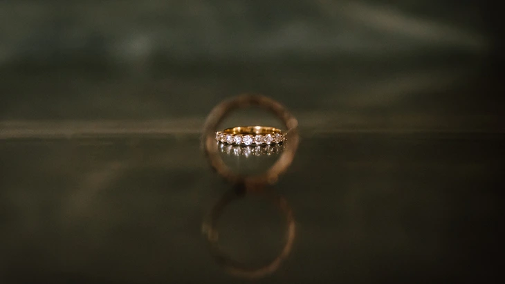 Abito da sposa appeso alla finestra, matrimonio a Cuneo, Fotografo di Matrimonio in Italia.