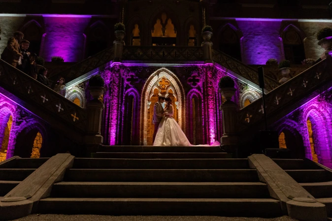 Ritratto ambientato di coppia la sera. Matrimonio al Castello di Novello. Fotografo di matrimonio a Cuneo.