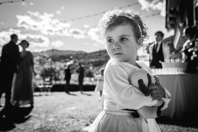 Ritratto di bimba all'aperitivo. Fotografo di matrimonio a Cuneo. Matrimonio a Rodello.