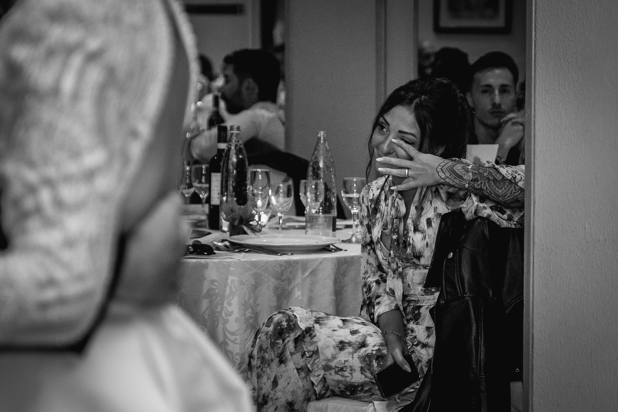 Preparazione della sposa nella sua camera, sposa che viene truccata. Matrimonio a Cuneo. Fotografo di Matrimonio a Cuneo