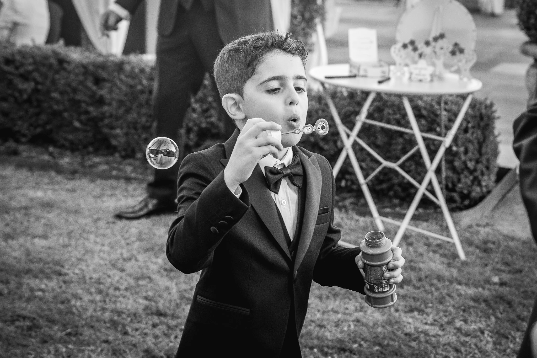 Coppia di sposi che cammina ai piedi del castello Tourusela a Vernante. Fotografo di matrimonio a Cuneo. Matrimonio a Vernante.